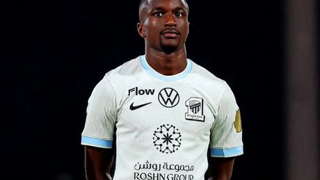 Fotbalistul lui Al-Ittihad a fost eliminat după un gest murdar. A fost surprins de arbitru în timpul meciului | VIDEO