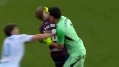 A înnebunit pe teren şi plăteşte scump: Câte etape va lipsi portarul care a şocat Spania, după ce şi-a lovit cu pumnul un adversar
