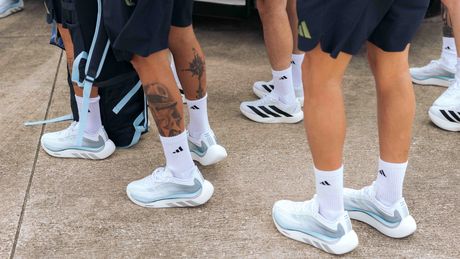 Jucătorii internaționali ai naționalelor Spaniei, Germaniei, Argentinei, Japoniei și Mexicului poartă pantofii personalizați adidas Originals Hyperboost Euphoria în timpul meciurilor de deschidere FIFA World Cup 2026