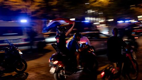 O adolescentă de 17 ani a decedat, după ce a căzut dintr-un camion în timp ce sărbătorea victoria francezilor împotriva Marocului la CM