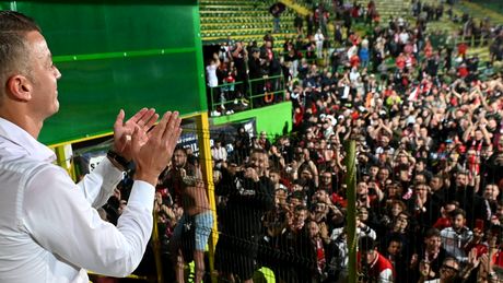 „E de film, de documentar. Mă gândeam să nu retrogradeze în C”. Ilie Dumitrescu, la picioarele lui Burcă după promovarea lui Dinamo. Ce a spus în direct