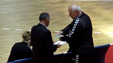 Tadici a scos teancul de bani și a făcut plata la marginea terenului. Scene ireale în timpul meciului de baraj