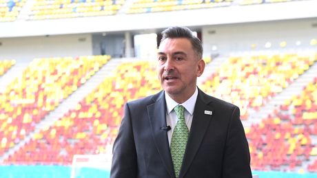 Ilie Dumitrescu s-a răzbunat pe „fotbalistul preferat”: „M-a luat de tricou, m-a împins în uşă şi mi-a zis asta”