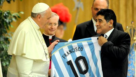 Papa Francisc plânge după Maradona. „Era un mare campion, dar un om fragil”