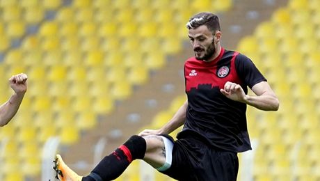 Șumudică l-a luat pe fotbalistul care nu știe să zâmbească. Cine e jucătorul care a fost la un pas de FCSB