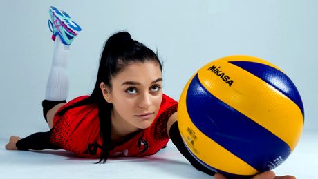 Mihaela Jeremic, una dintre minunile sportului românesc. Are doar cinci degete la ambele mâini și joacă volei la cel mai înalt nivel