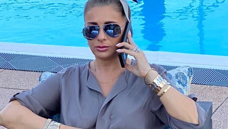 Prodanca îl ”jupoaie” de bani pe Man! Pe ce va lua impresara aproape jumătate de milion de euro