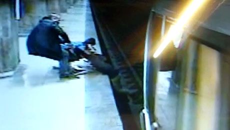 Misteriosul erou de la metrou, care a salvat o fată de la moarte, este băiatul unui mare fotbalist român