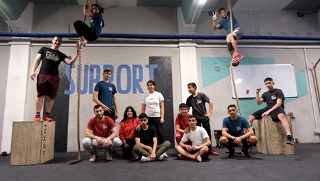 VIDEO-REPORTAJ. Navetiști spre „vreau să ajung cineva în viață”. POVESTEA puștilor care, pentru a face sport, bat 50 de kilometri, cu trenul, de trei ori pe săptămână