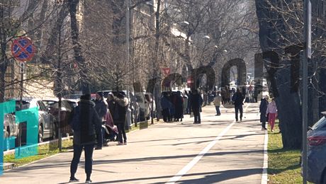 FOTO EXCLUSIV. La Becali la palat, circul este garantat! Imagini ireale cu milionarul, scos din minți de zeci de oameni nevoiași! A scos banu’ și-a fugit