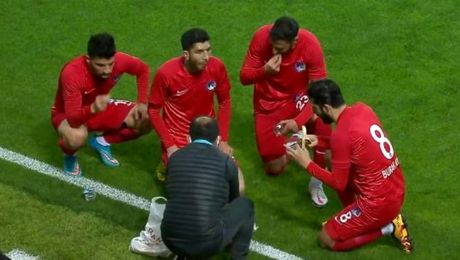 Când religia întâlnește fotbalul! Jucătorii s-au apucat de mâncat semințe și banane. Portarul a savurat un ceai