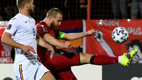 Ei ne-au bătut: în urmă cu doar câteva luni, căpitanul Armeniei lăsase fotbalul pentru război!