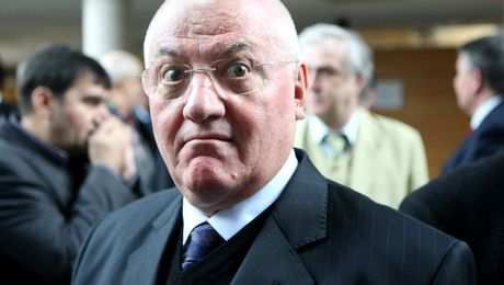 Să râdem cu Mitică: ”Nu prea știe cu stângul, îi e greu cu dreptul, dar e fenomenal. E cel mai bun din țară”. Cine e fotbalistul