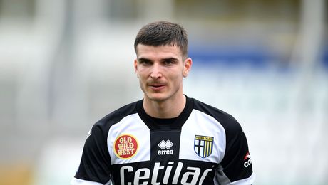 Toată lumea îl vrea pe Valentin Mihăilă. Trei cluburi se bat pentru semnătura tânărului internațional român