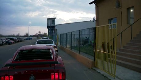 Bijuteria din parcarea echipei Academica Clinceni! Cine este fotbalistul care conduce această mașină de colecție