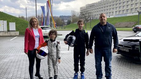 Doi medici stomatologi au cheltuit peste 1 milion de euro pentru curse de mașini!