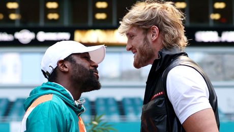 VIDEO Haos total înainte de „lupta anului”! Mayweather și Jake Paul s-au luat la bătaie la sfârșitul conferinței de presă