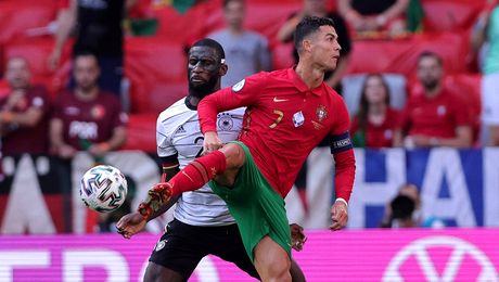 Cristiano Ronaldo, numit “imbecil” de fostul mare internațional german, Dietmar Hamann. “Subestimează adversarul. Nu e decât 1-0 și el face asta”