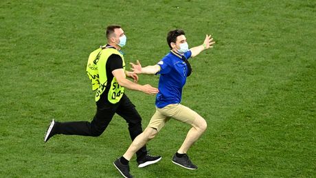 GALERIE FOTO. Un suporter al Moldovei a intrat pe gazonul Arenei Naționale în timpul partidei Franța – Elveția