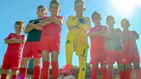 EXCLUSIV. Nu doar fotbaliștii fug de la Dinamo. Părinții dau bani și stau la coadă pentru a-și elibera copiii de la club