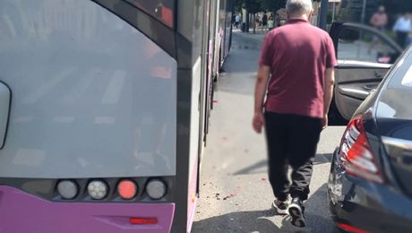 Marius Șumudică, accident de mașină în Cluj. Impact cu un troleibuz. Care sunt pagubele