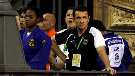 VIDEO – ȘOC. Sportivă lovită de antrenorul său român înainte de a intra în concurs la Jocurile Olimpice!