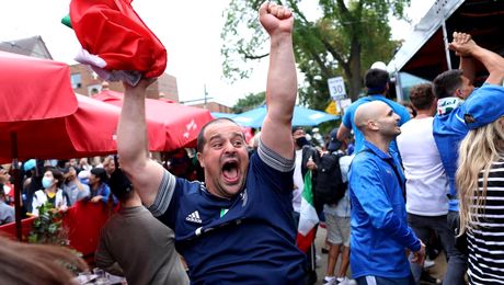 VIDEO. S-a petrecut toată noaptea la Colosseum-ul din Roma după ce Italia a cucerit Euro 2020. Imagini senzaționale din capitala fericirii