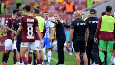 Imagini șocante cu Laurențiu Reghecampf aproape să fie lovit cu o sticlă în figură. Antrenorul, escortat de jandarmi