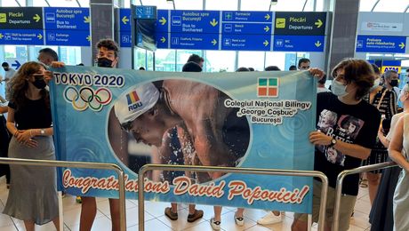 Surpriză pe aeroport pentru David Popovici, la revenirea în țară. Cine se afla în sala de așteptare de pe Otopeni