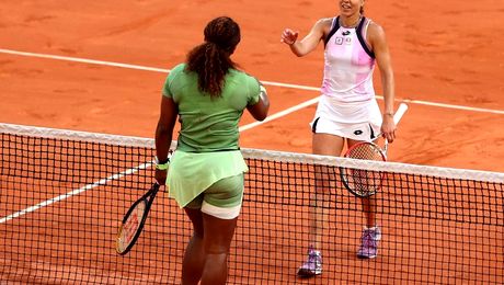 Zeci de mii de dolari pentru o simplă semnătură! Cine este sportiva care a spart toate barierele