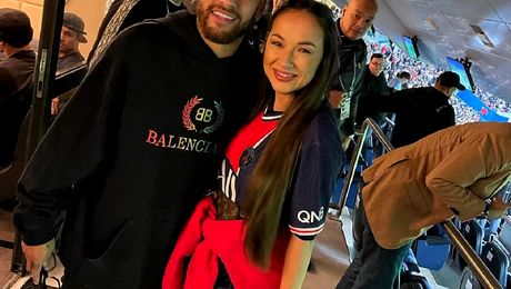 FOTO. Românca celebră a ajuns în brațele lui Neymar, la Paris! Artista a postat imediat fotografiile pe Instagram