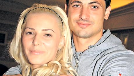 Nu există reguli pentru soția lui Mirel Rădoi. Cum a fost surprinsă Viviana, cea mai importantă femeie din viața selecționerului