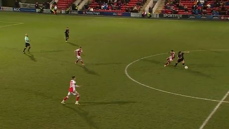 VIDEO. E golul sezonului. A adus victoria echipei sale cu un gol de la jumătatea terenului, în 90+4