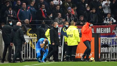 Liderul galeriei lui Olympique Lyon a luat atitudine. Corecția primită de fanul care a aruncat cu o sticlă în Dimitri Payet