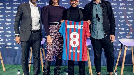 FOTO. Imaginea zilei în fotbalul mondial. Cum a apărut Dani Alves la prezentarea oficială pe Nou Camp