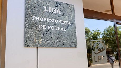 Liderul fotbalului românesc, doborât de politicieni. Cum s-au făcut jocurile în toiul nopții