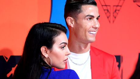 Cristiano Ronaldo și Georgina Rodriguez au anunțat, printr-o postare inedită, sexul copiilor. Cei doi vor avea gemeni
