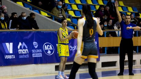 Se întâmplă în România! Un meci de baschet riscă să nu se joace pentru că plouă în sală