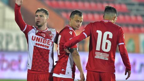 Jucătorii lui Dinamo au fost băgați în ședință de către suporteri. Mircea Rednic a ieșit la înaintare. „Nea Mircea, n-avem treabă cu antrenorii, vrem să vorbim cu jucătorii!”