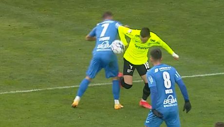 CFR Cluj, victorie cu ajutorul lui Radu Petrescu. Arbitrul a închis ochii la hențul lui Valentin Costache, care a precedat golul lui Billel Omrani | FOTO