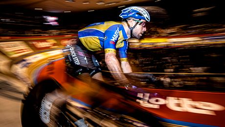 A trecut prin momente de groază! Un ciclist celebru a fost atacat de hoți în propria casă