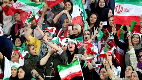 Moment istoric pentru femei în Iran. Au fost acceptate să asiste la un meci de fotbal după 3 ani