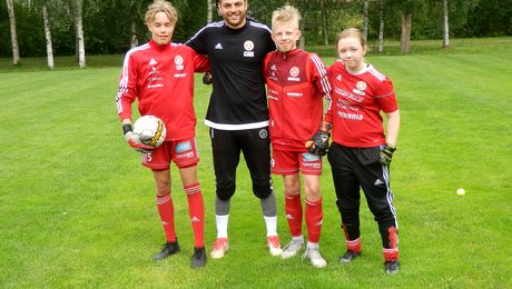 Cristian Pandelescu joacă și antrenează la clubul lui Moș Crăciun: ”E o echipă voioasă. Renii mai intră uneori pe teren și opresc meciurile”