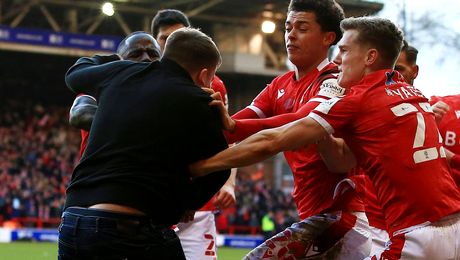 Haos în Cupa Angliei! Un suporter a sărit pe teren și s-a luat la bătaie cu jucătorii de la echipa adversă