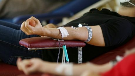 FLASH-INTERVIU cu Florin Gardoș în timp ce dona sânge. „Trebuie să fim oameni!”