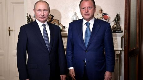 Românul Vizer și-a lovit prietenul. Putin a fost suspendat din instituția care i-a susținut ascensiunea