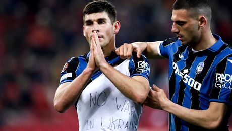 FOTO! Protest anti război sub ochii lui Mihăilă, în Europa League! Ce a avut scris pe sub tricou un fotbalist de la Atalanta