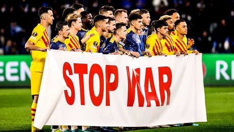 UEFA + Rusia = Love? Proteste masive din partea suporterilor! Mesajele anti-război din meciurile de Europa League au fost cenzurate! Ce nu s-a vazut la TV