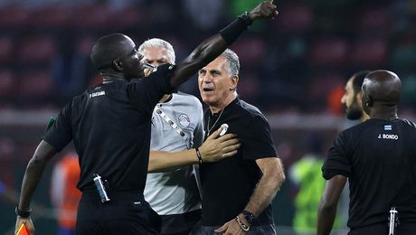 Scandal cu pumni în semifinale, la Cupa Africii. Carlos Queiroz a sărit să-l lovească pe centralul partidei Egipt – Camerun