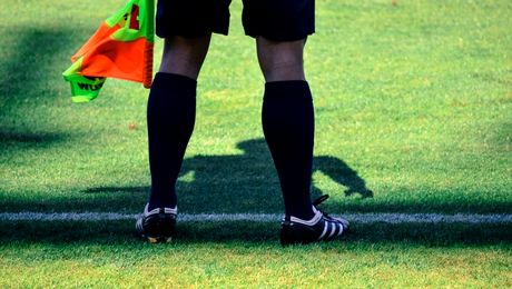 Arbitru român, bănuit de pedofilie! Mesajul halucinant trimis de „fluieraș” către o elevă de 16 ani: „Doar o poză să salivez puțin”